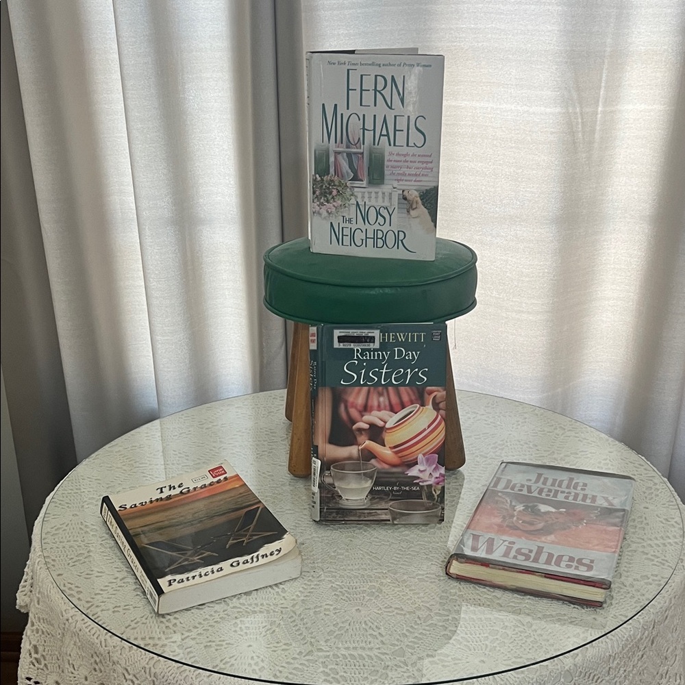 4 Large Print Books 📚